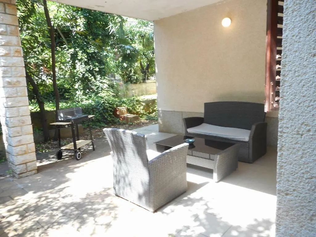 Apartments Maja 221 普拉